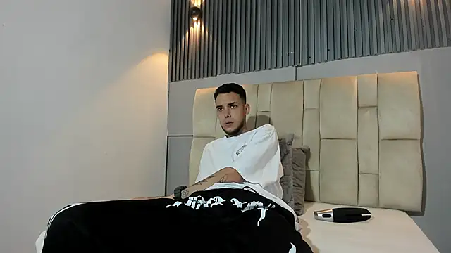 Snapshot of ricardo333 chatting on 15, 4, 2026 ricardo333 online show from 15, 4, 2026