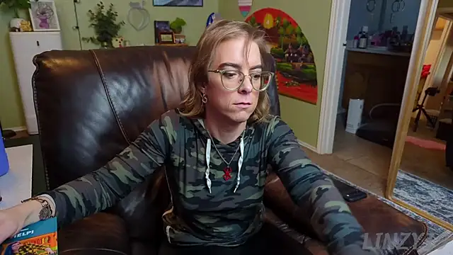 Snapshot of Linzy_19 chatting on 1, 2, 2025 Linzy 19 online show from 1, 2, 2025