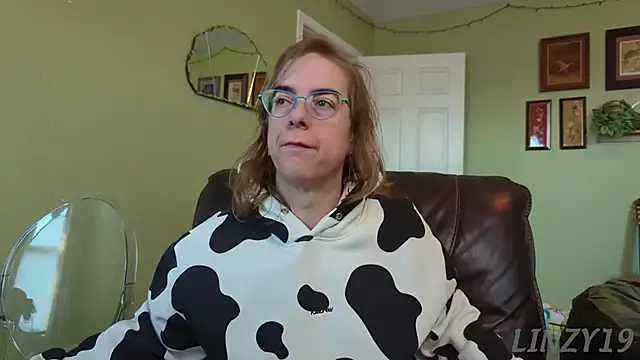 Snapshot of Linzy_19 chatting on 5, 11, 2025 Linzy 19 online show from 5, 11, 2025