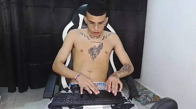 Snapshot of hot_king20 chatting on 8, 3, 2025 hot king20 online show from 8, 3, 2025