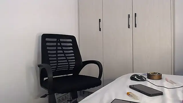 CurvyGlass online show from 6, 10, 2025