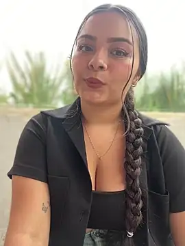 Snapshot of aneesa_darzi chatting on 7, 3, 2025 aneesa darzi online show from 7, 3, 2025