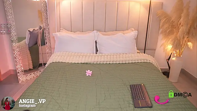 Snapshot of nicoletth18 chatting on 10, 4, 2026 nicoletth18 online show from 10, 4, 2026