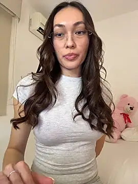 Snapshot of MichelleFerry_ chatting on 27, 4, 2026 MichelleFerry online show from 27, 4, 2026