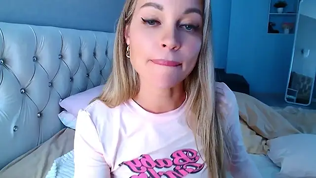 Snapshot of MissSiona chatting on 5, 2, 2025 MissSiona online show from 5, 2, 2025