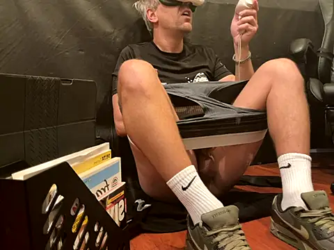 Snapshot of LeviXtreme chatting on 28, 11, 2025 LeviXtreme online show from 28, 11, 2025