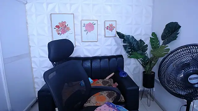 Valentinaa mature online show from 4, 3, 2026