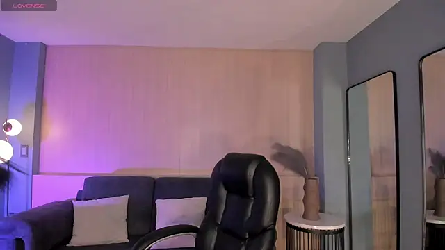 LizzHamilton   online show from 19, 9, 2025