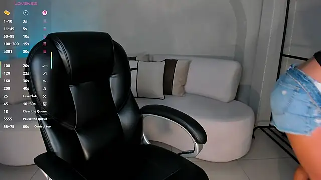 LizzHamilton   online show from 4, 11, 2025