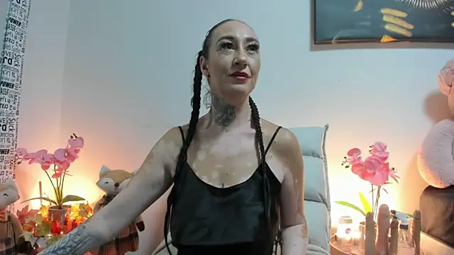 Rayanablackandwhite online show from 19, 9, 2025