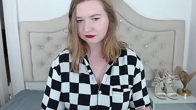 Snapshot of LaraDream chatting on 6, 2, 2025 LaraDream online show from 6, 2, 2025