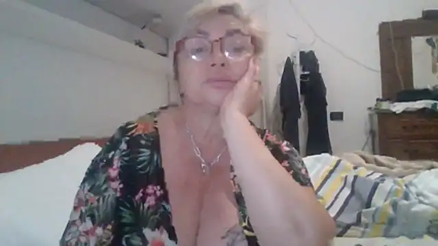 Snapshot of LindaL chatting on 19, 11, 2025 LindaL online show from 19, 11, 2025